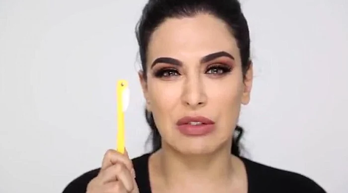 Huda Kattan, care are aproape 13 milioane de fani pe contul Instagram, spune că femeile se rad pe faţă de zeci de ani în anumite locuri din Asia, şi este gata să jure că adeptele ei nu se vor trezi peste noapte cu păr pe faţă. FOTO Daily Mail