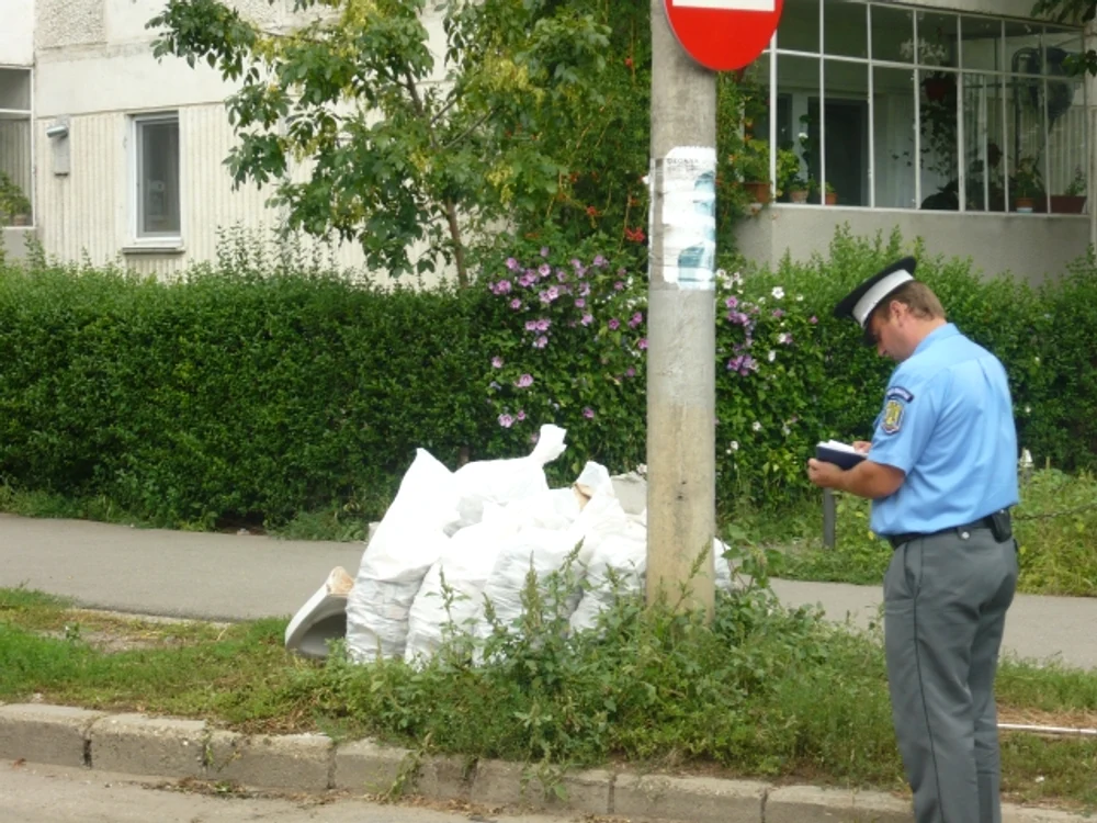 Polițiștii i-au sancționat pe cei care au lăsat gunoiul în spațiul public