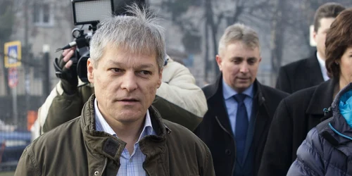 Dacian Ciolos la vot. FOTO Inquam Photos/Sandor Manases