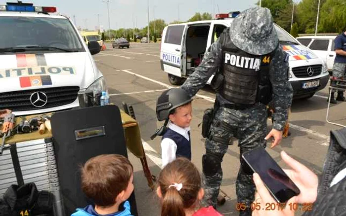 Micuţii s-au distrat alături de poliţişti Foto: IPJ Brăila