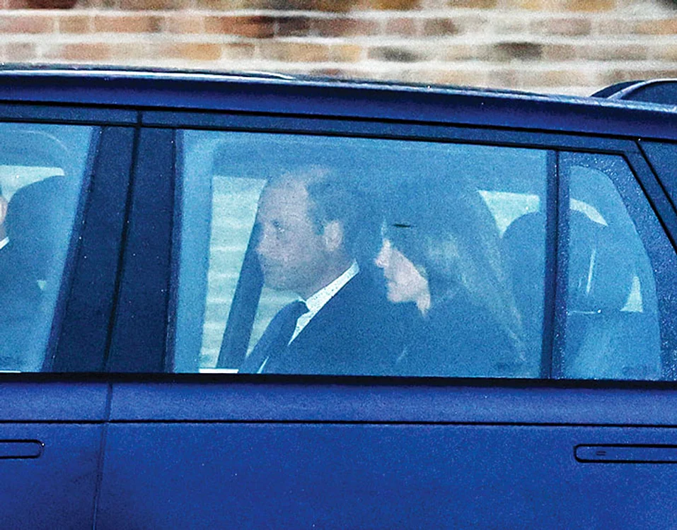 Prinții, însoțiți  de soțiile lor,  au venit la Palatul  Buckingham. Foto: Profimedia