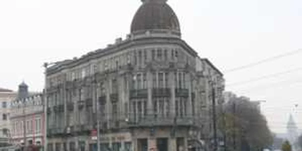 Clădirea din centrul oraşului  a ajuns un  monument-ruină  