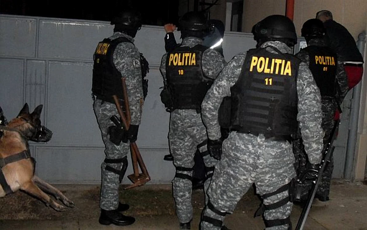 Polițiștii au intrat peste interlopi când încă nu se crăpase de ziuă