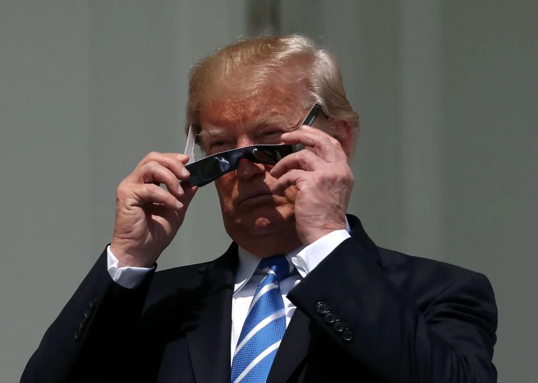 Donald Trump și-ar fi pus ochelarii de protecție la îndemnul staff-ului