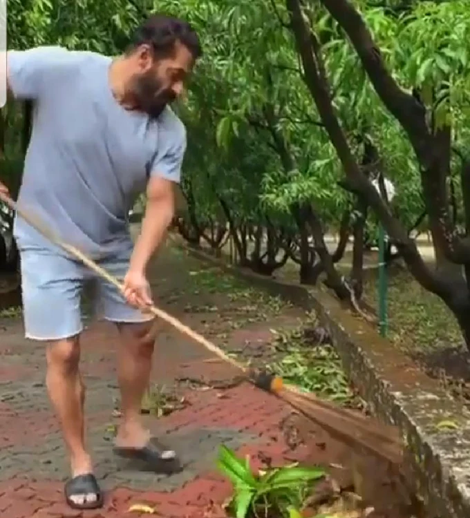 
    Iulia locuiește  în India  