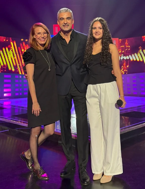 Monica Davidescu și Aurelian Temișan cu fiica lor, Dora, la TVR Facebook 3 jpg