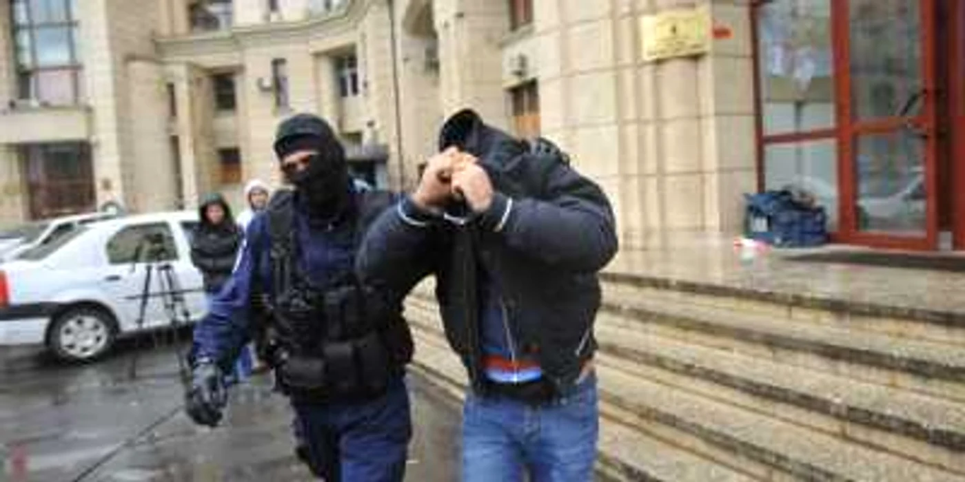 Cei sapte traficanti au fost retinuti si ar putea fi arestati pentru 29 de zile. 