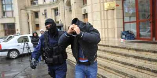 Cei sapte traficanti au fost retinuti si ar putea fi arestati pentru 29 de zile.