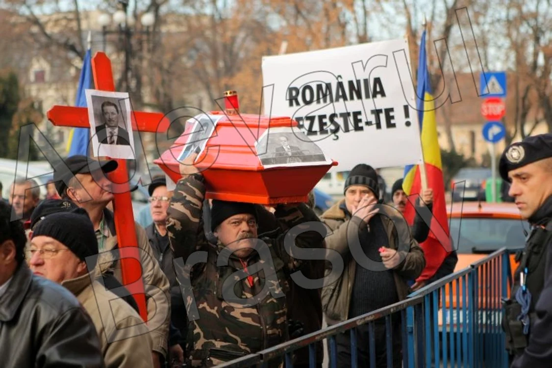 Revoluţionarii au cerut ca românii să se solidarizeze pentru demiterea Guvernului. Foto: Stelian Grăjdan