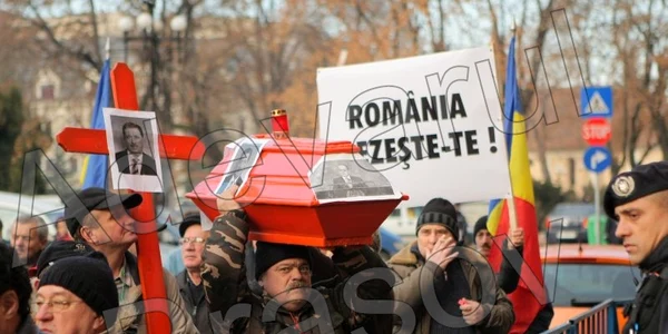 Revoluţionarii au cerut ca românii să se solidarizeze pentru demiterea Guvernului. Foto: Stelian Grăjdan
