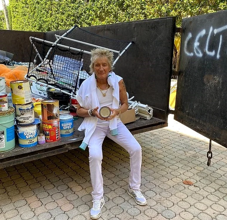 
    Rod Stewart își face de lucrur în garajul vilei lui din Florida, unde stă în izolare pe perioada epidemieifoto: Instagram  