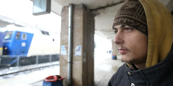 Andrei Nichifor, de 22 de ani, este unul dintre cei care se adăpostesc de frig la UPU