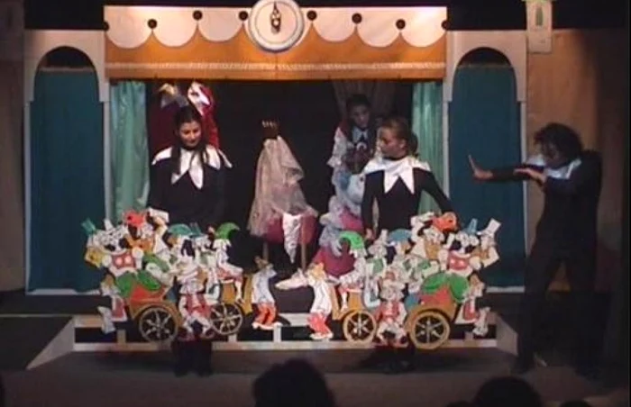 Copiii sunt aşteptaţi la cele mai bune piese de teatru de păpuşi. FOTOArhivă.