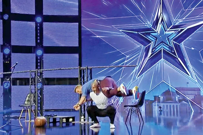 Marcel Manoliu a făcut flotări cu Pavel Bartoş în spate