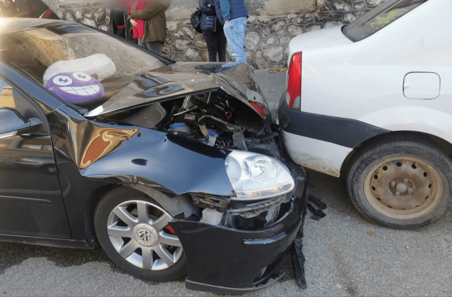 Două șoferițe rănite și trei mașini avariate, după ce una dintre conducătoare a ignorat un indicator