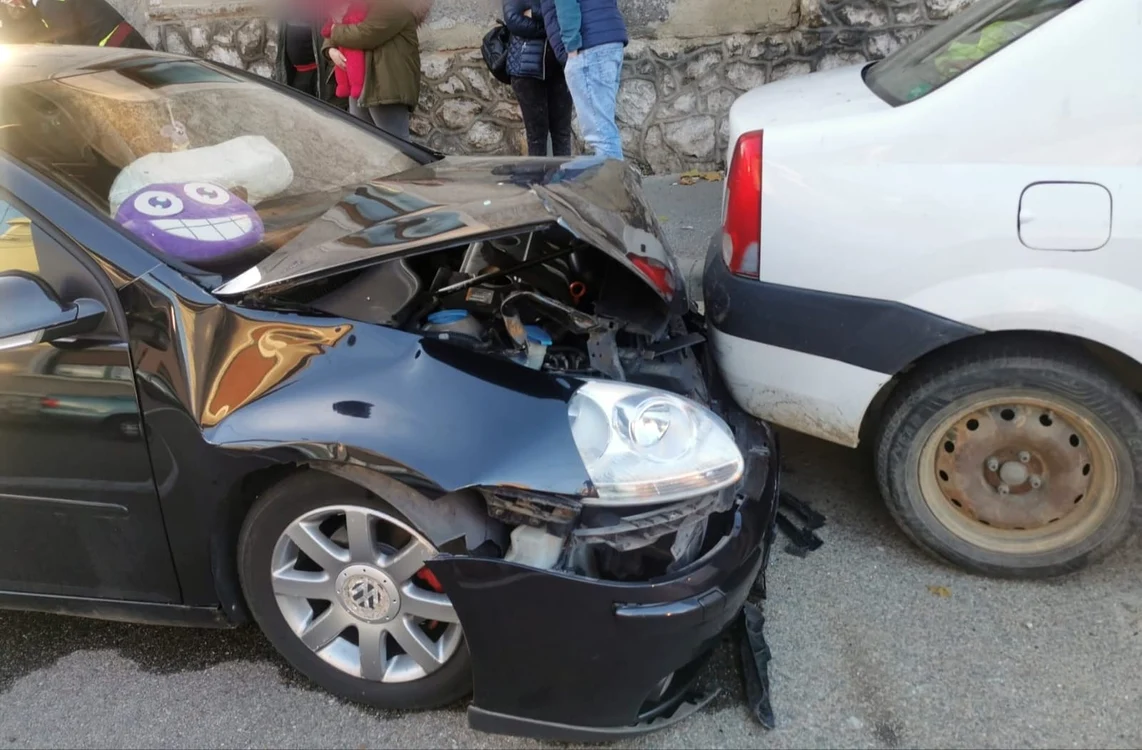 În urma impactului au rezultat victime și pagube. FOTO ISU Mehedinți