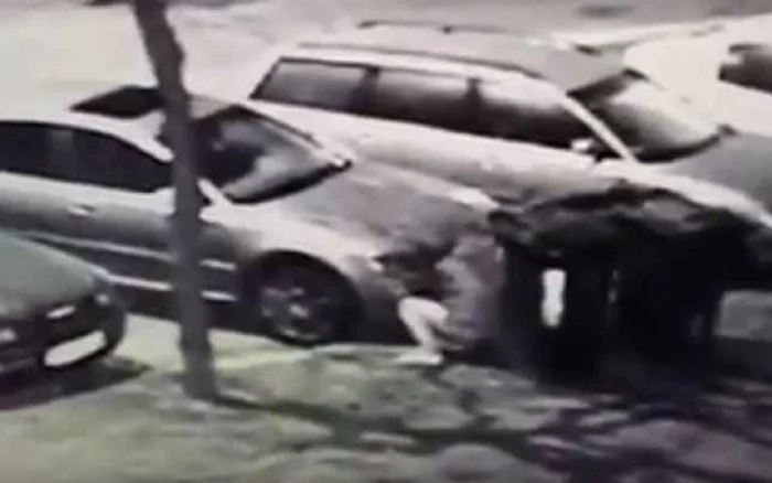 Hoţul a acţionat în doar câteva secunde FOTO: Captură video