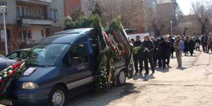 Înmormântarea s-a desfăşurat într-o linişte totală