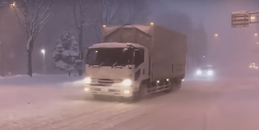 Japonia: Ninsoarea abundentă a „paralizat“ traficul rutier și feroviar VIDEO