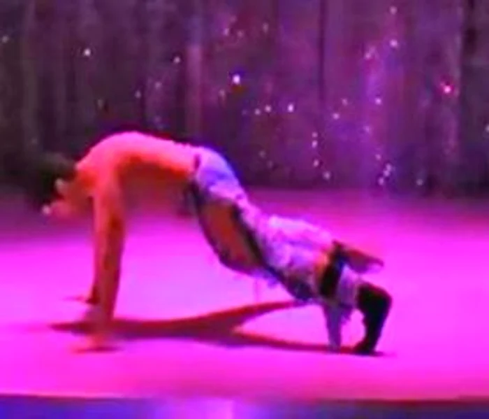 Monica, noul tău şofer mima sexul în cluburi! VIDEO