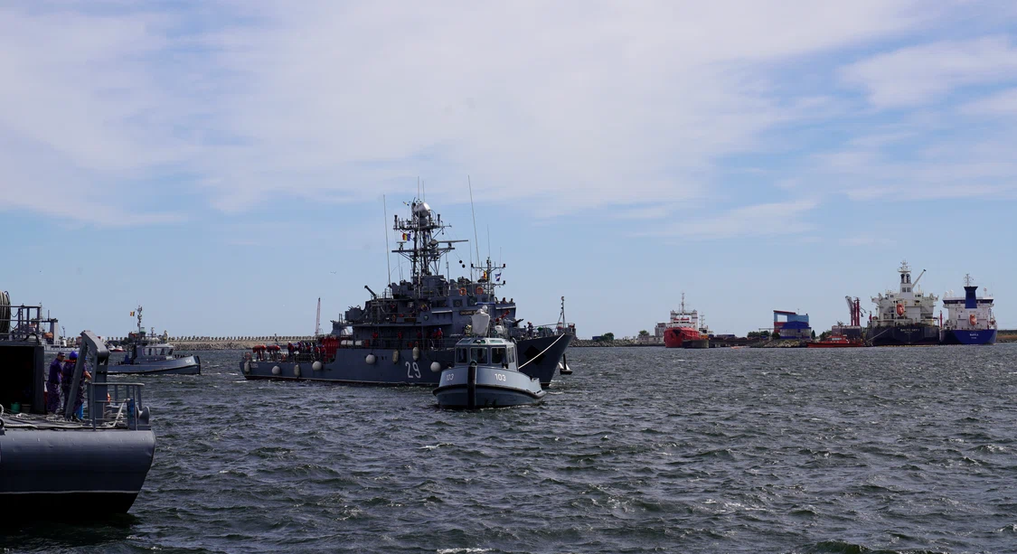 Momentul în care dragorul 29 ajunge în Portul Constanța FOTO: navy ro