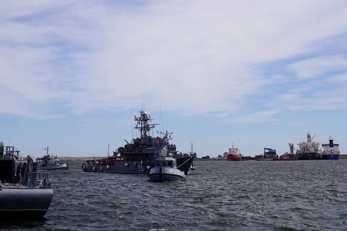 Momentul în care dragorul 29 ajunge în Portul Constanța FOTO: navy ro