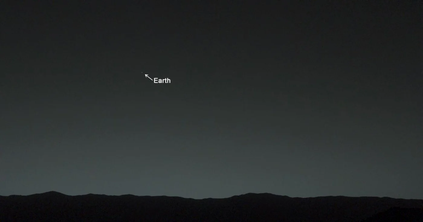 Tu eşti acolo. Pe punctul acela mic numit Pământ FOTO NASA