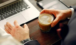 Cafeaua s╠ªi concentrarea  ca╠ét de mult te ajuta╠å  jpg