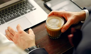 Cafeaua s╠ªi concentrarea  ca╠ét de mult te ajuta╠å  jpg
