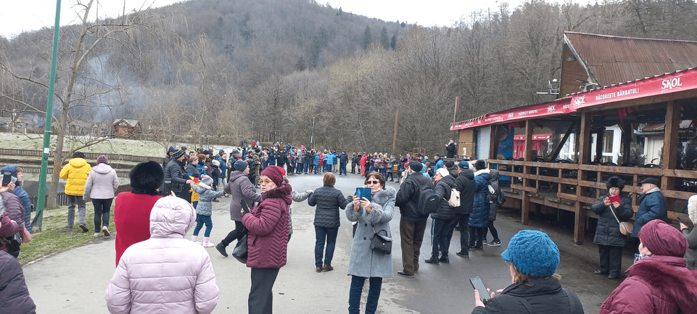 Hora Unirii, bere și mititei de Unirea Principatelor organizată de locuitorii Brașovului la Lacul Noua