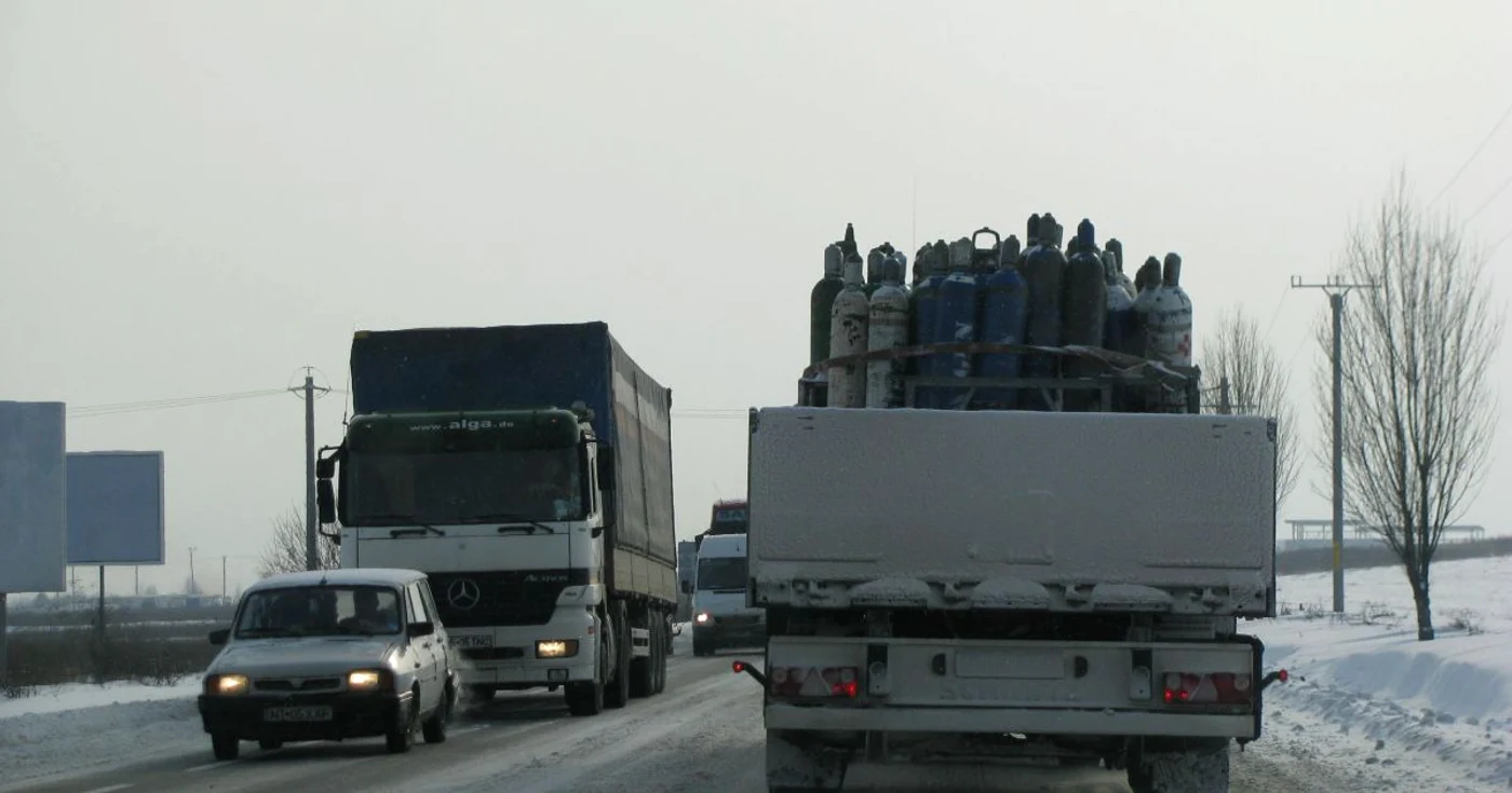 Șoferii sunt sfătuiți să-și echipeze mașinile corespunzător înainte de a pleca la drum