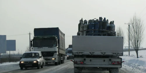 Șoferii sunt sfătuiți să-și echipeze mașinile corespunzător înainte de a pleca la drum