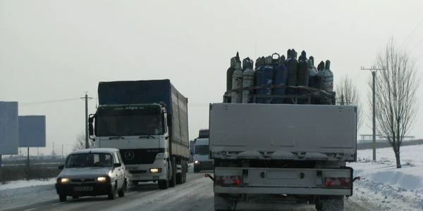 Șoferii sunt sfătuiți să-și echipeze mașinile corespunzător înainte de a pleca la drum