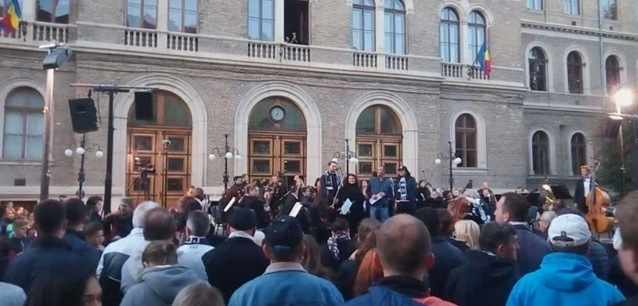 Sute de fani ai Universităţii au venit la spectacol. FOTO: Remus Florescu