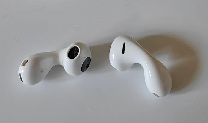 Căștile HUAWEI FreeBuds 5, varianta Ceramic White.