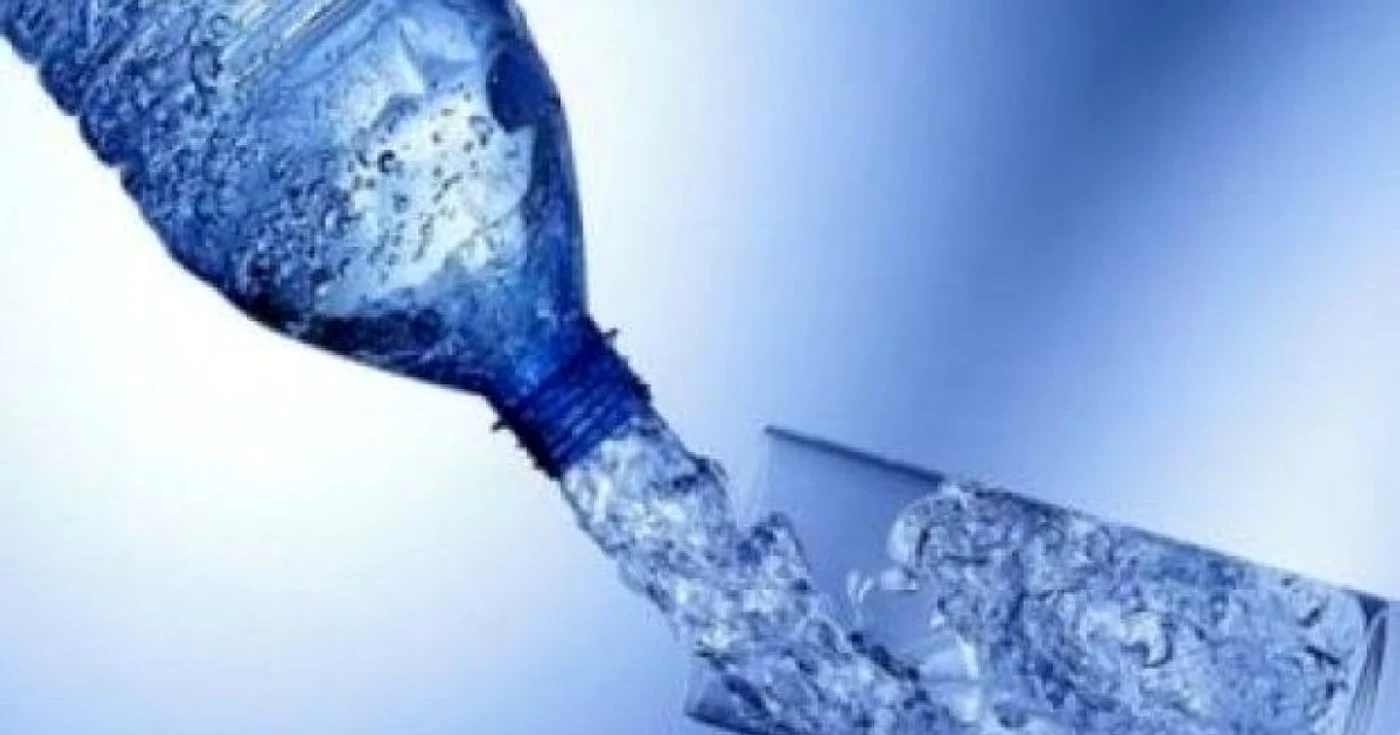 Apa minerală trebuie consumată cu moderaţie. FOTOArhivă.