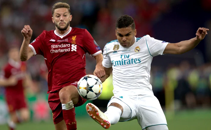 Casemiro se luptă pentru balon cu LallanaFoto: EPA-EFE