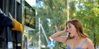 Femeie alimenteaza la o benzinarie FOTO Shutterstock 