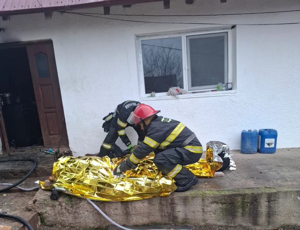 Incendiu din cauza unui frigider defect, la Pașcani. Două femei au murit intoxicate cu fum