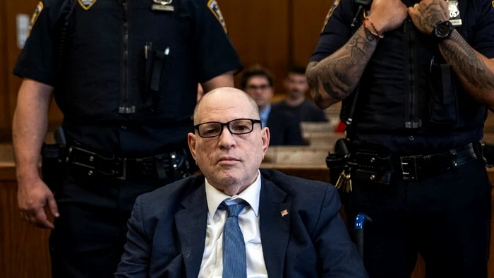 Harvey Weinstein a venit cu un scaun cu rotile. FOTO: X / @ABC7NY