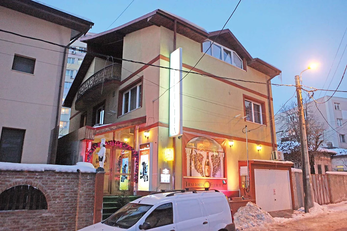 Restaurantul în care  se ascultă muzica lui  Al Bano se află  într-o vilă cochetă