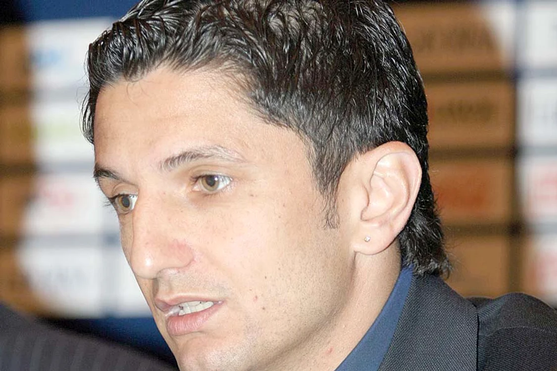 Răzvan Lucescu a  fost obligat de arabi  să-şi schimbe  look-ul, care-l făcuse  celebru în România