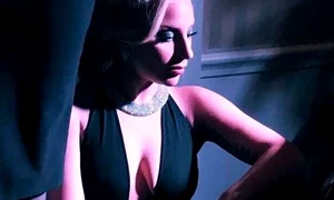 Lady Gaga (29 de ani) a impresionat cu o rochie neagră, foarte decoltată jpeg