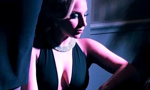 Lady Gaga (29 de ani) a impresionat cu o rochie neagră, foarte decoltată jpeg