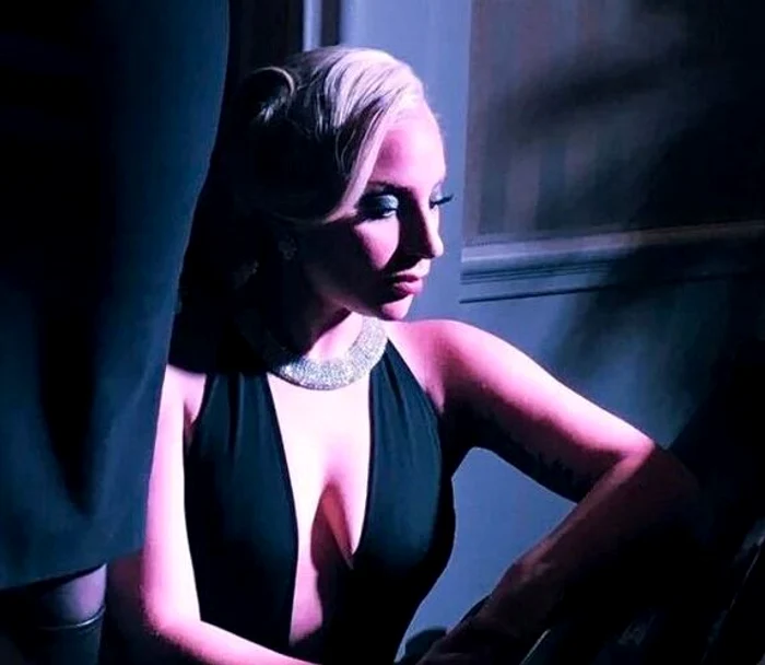 Lady Gaga (29 de ani) a impresionat cu o rochie neagră, foarte decoltată