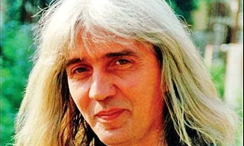 Așa arată  mormântul  artistului care  a murit  în urmă  cu 18 ani jpeg