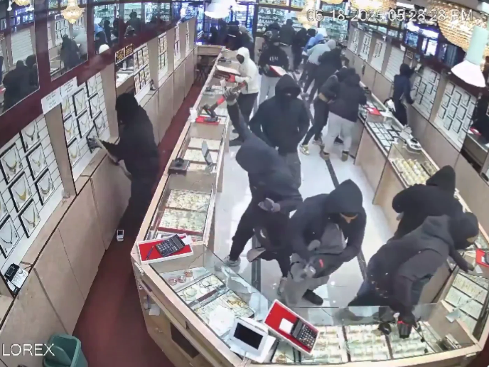 Jaf în 70 de secunde: Cum a fost golit un magazin de bijuterii din California. Hoții au furat aur și diamante de 1,7 milioane de dolari