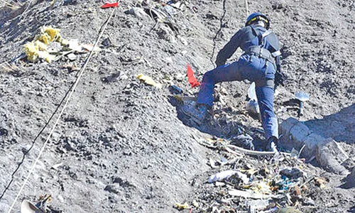 Cadavrele și resturile avionului sunt recuperate din munţi jpeg