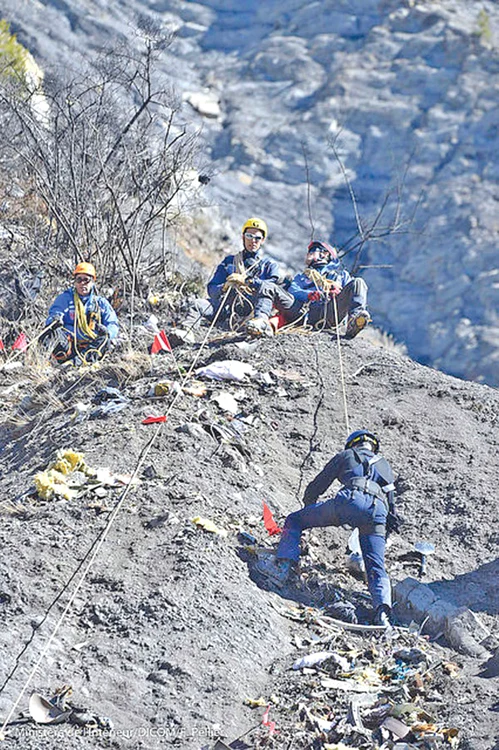 Cadavrele și resturile avionului sunt recuperate din munţi