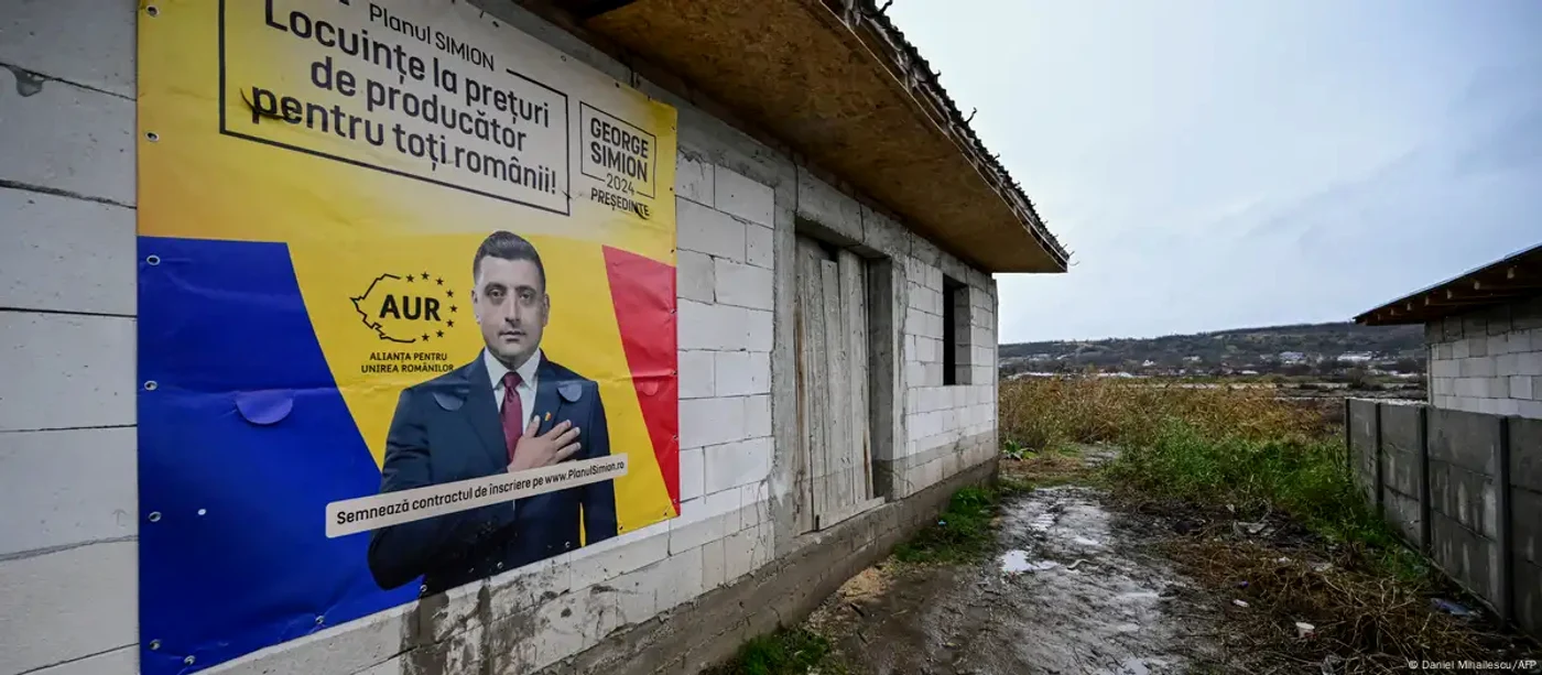 Un afiș electoral cu George Simion într-un sat afectat de inundații (imagine din noiembrie 2024)
